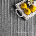 Gros tapis en laine gris pour le salon